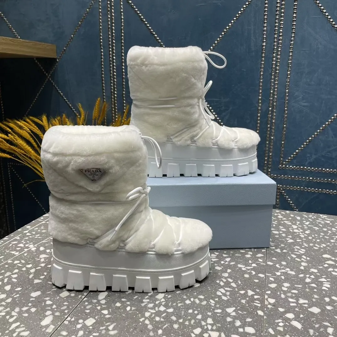 👟👟Ex-factory price 700👟👟 The highest version on the market, Prada's king style, snow boots, ski boots, chubby, so cute and cute →_→ From the Prada limited series, unique. Shiny nylon Oblique upper with criss-cross straps for an ideal fit. The boots are made of technical fabric and have a short-cut version. They can be worn in the city or in the mountains. They make the calves slimmer, taller, warmer and have a concave shape. The boots and soles use the original waterproof effect. The size is 35-40. 41Customized